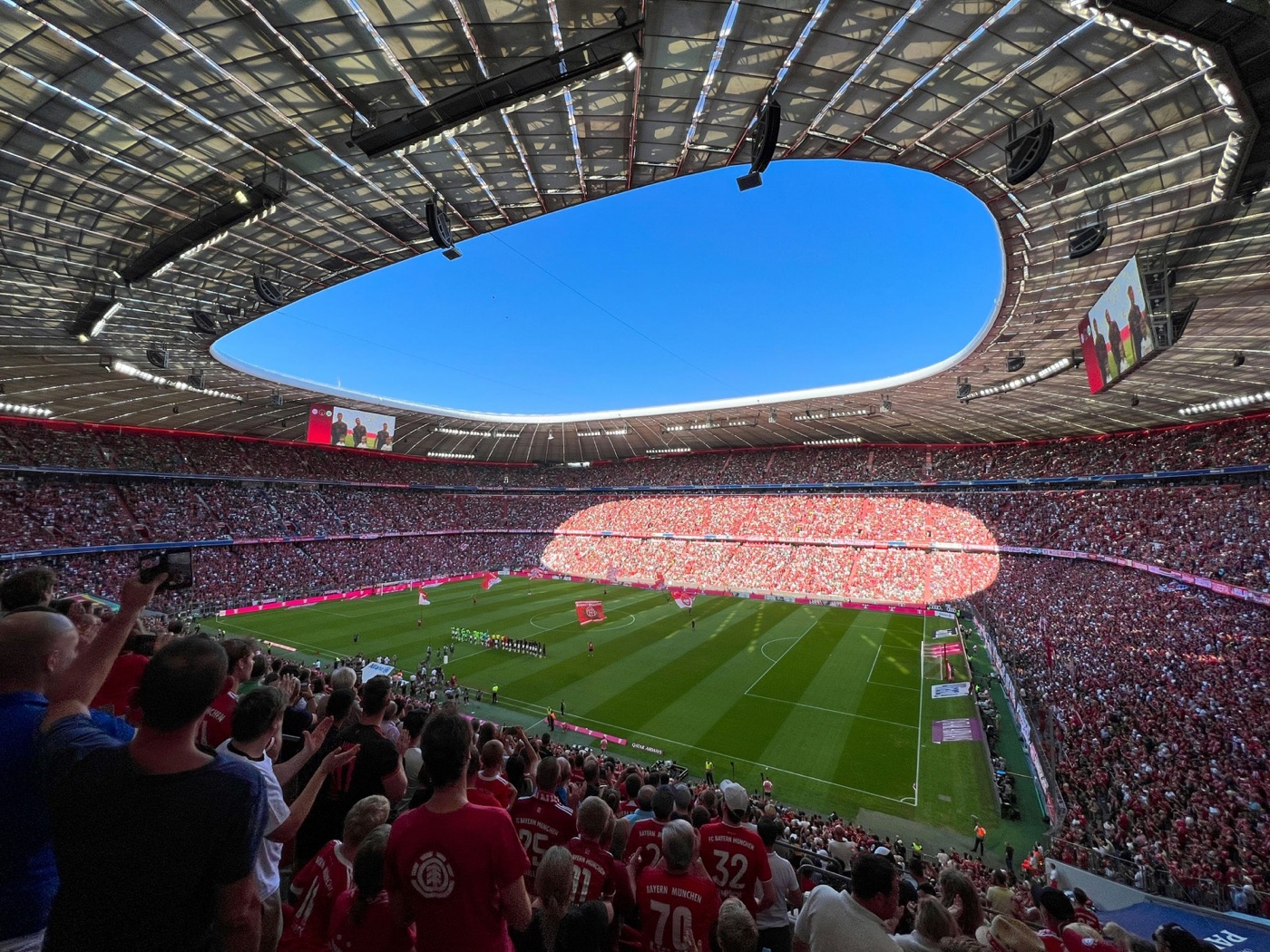 Estadio de futbol lleno, imagen de la campaña La Meta que Construye